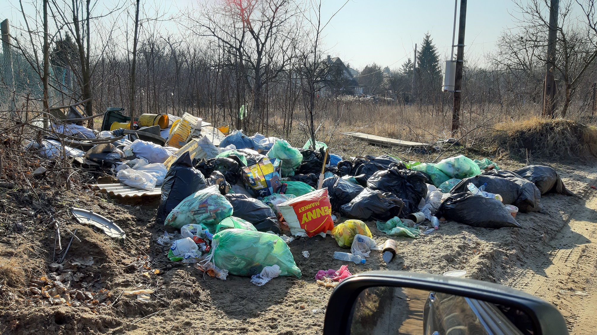 Fót | Illegális hulladéklerakás külterületen