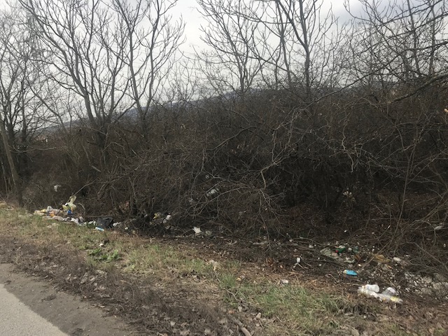 Rengeteg illegális hulladék Budakalász és Szentendre között