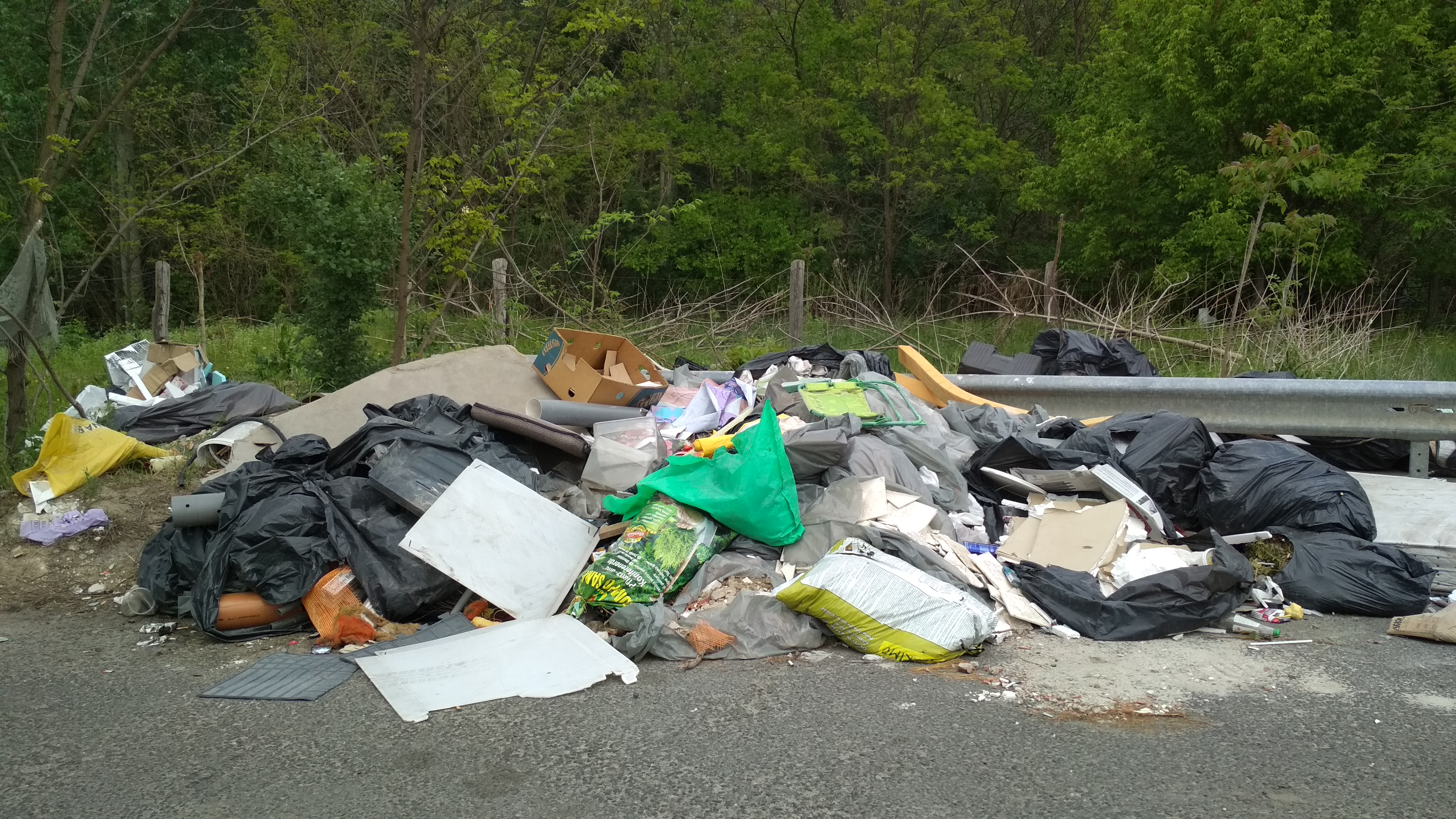 Budapesti Dunakeszi úton Illegális hulladéklerakás