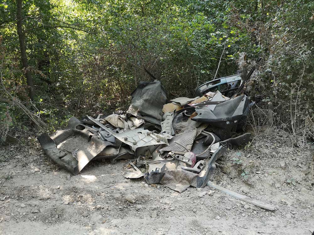 Illegális gépjármű hulladék az erdőben | Szentkirályszabadja