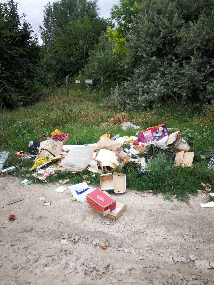 Haztartasi hulladék a tó melletti úton ismét | Dunaharaszti