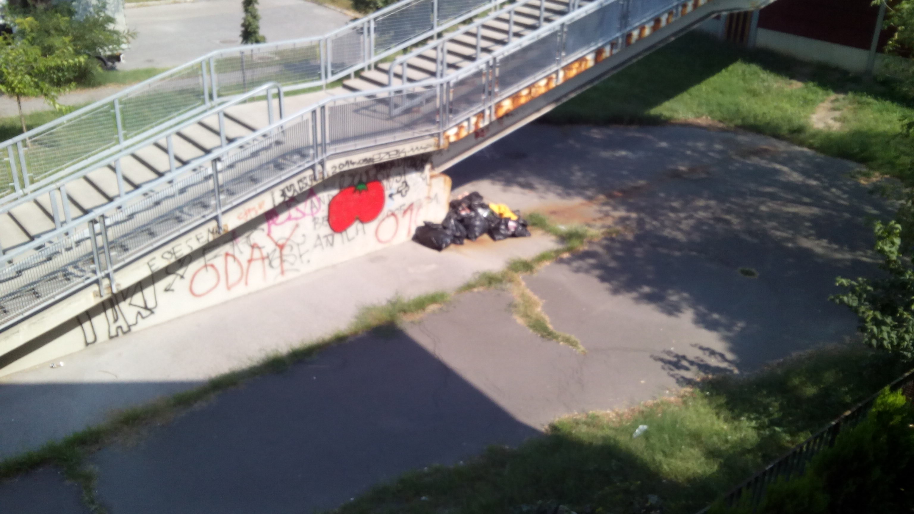 Háztartási hulladék a gyalogos felüljárónál | Budapest